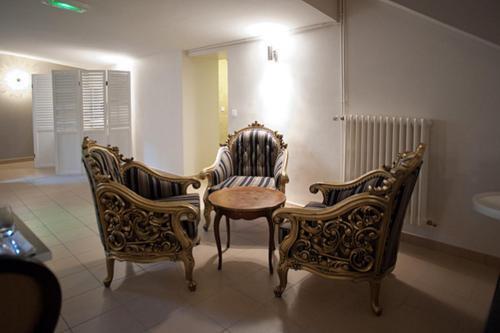 Logis Le Chene Dore La Loupe Exterior photo